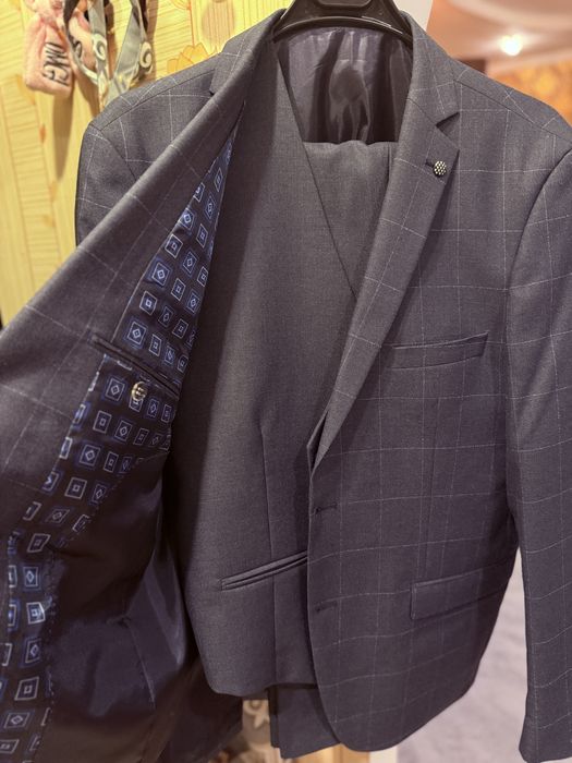 Продается мужские костюмы