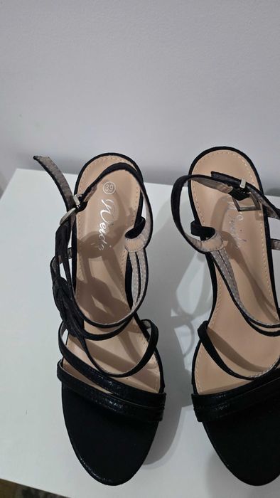 Vând sandale elegante culoarea negru