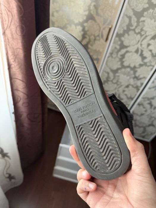 vând adidaşi Louis Vuitton