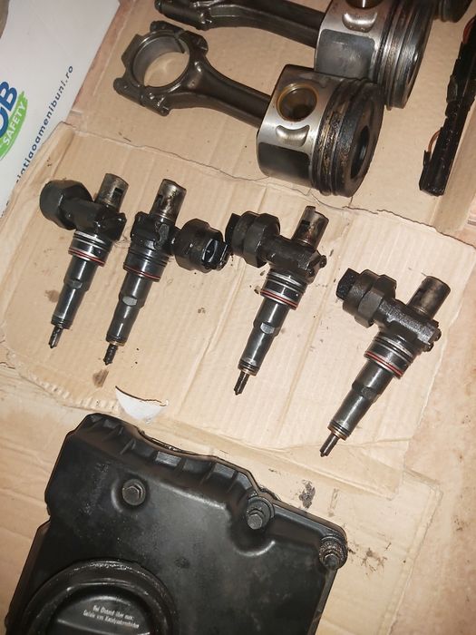 Vând injectoare+pistoane+capac de pe un A4 b5 1.9 tdi din 2001 ATJ