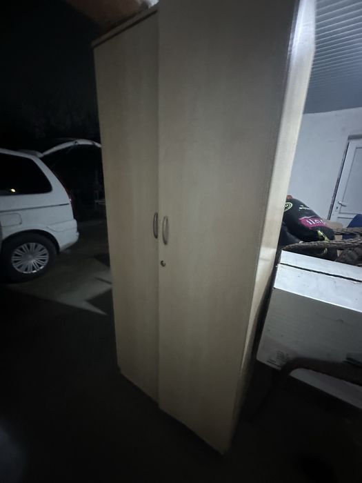 Шкаф вешевой в отличном сост.