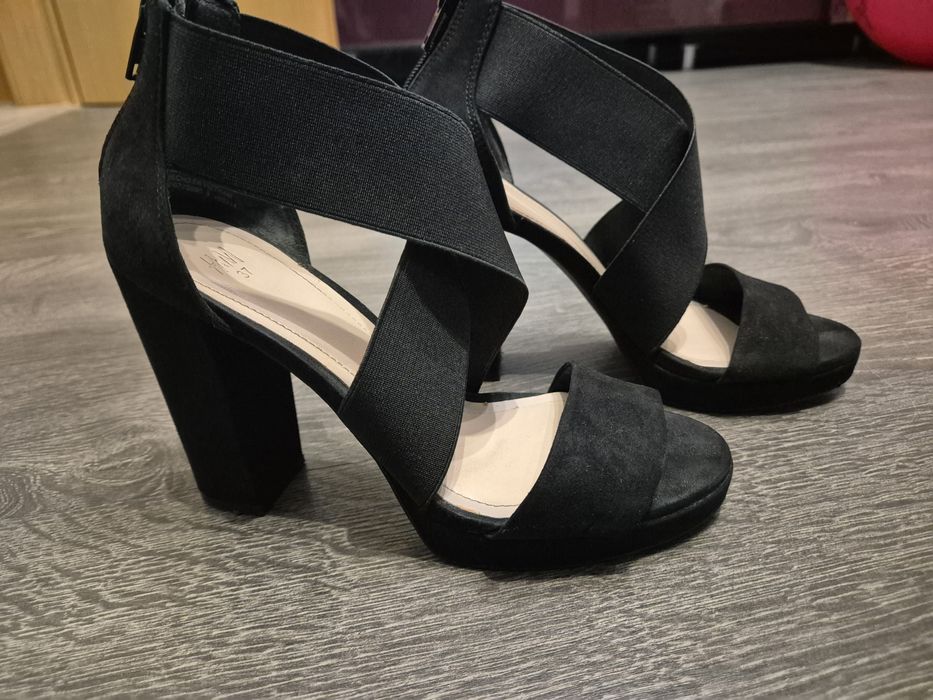 Обувки на висок ток HM