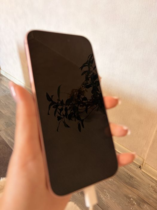 IPhone 15 - розов