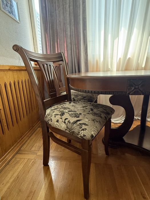 Продаю стол и стулья для гостиной