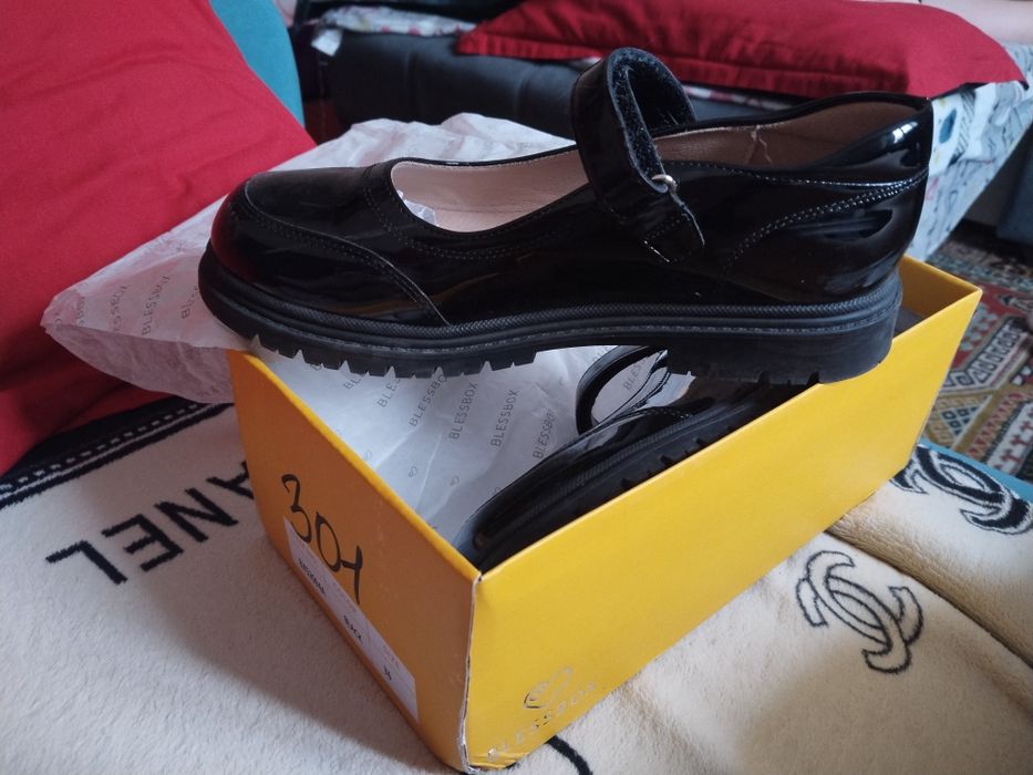 Продам новые лоферы для девочки 36 размер.