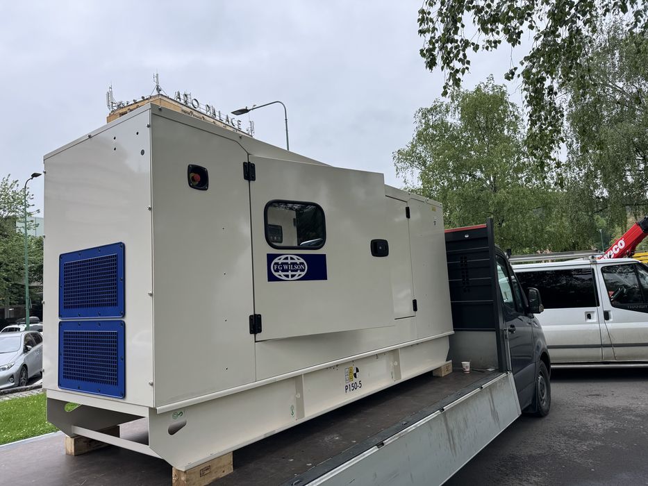 Generator electric trifazic