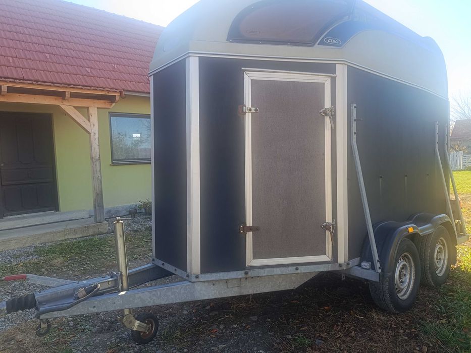 Remorca transport cai