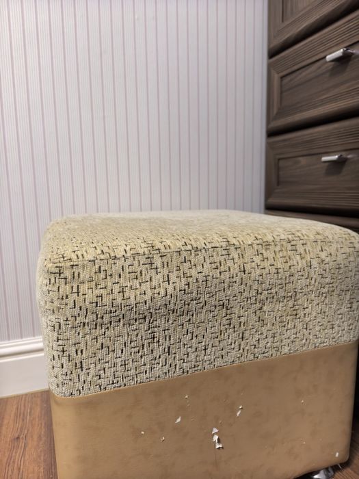 Отдам даром 2 пуфика