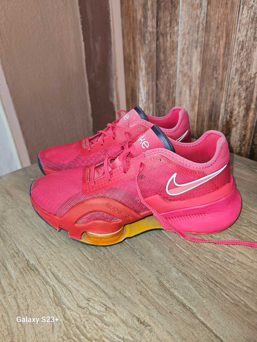 Оригинални розови маратонки NIKE
