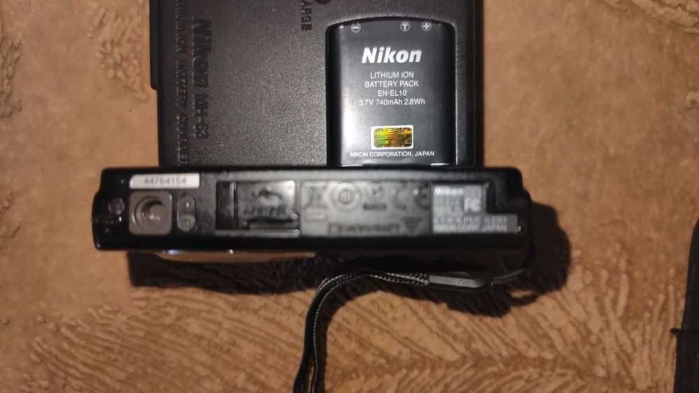 Foto Nikon Coolpix S220 (10MP 3x Zoom Optic) + trepied