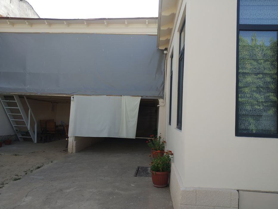 Кировда Уй сотилади.11.5 сотих. 6 зона 2 та гараж 2 та болахона.