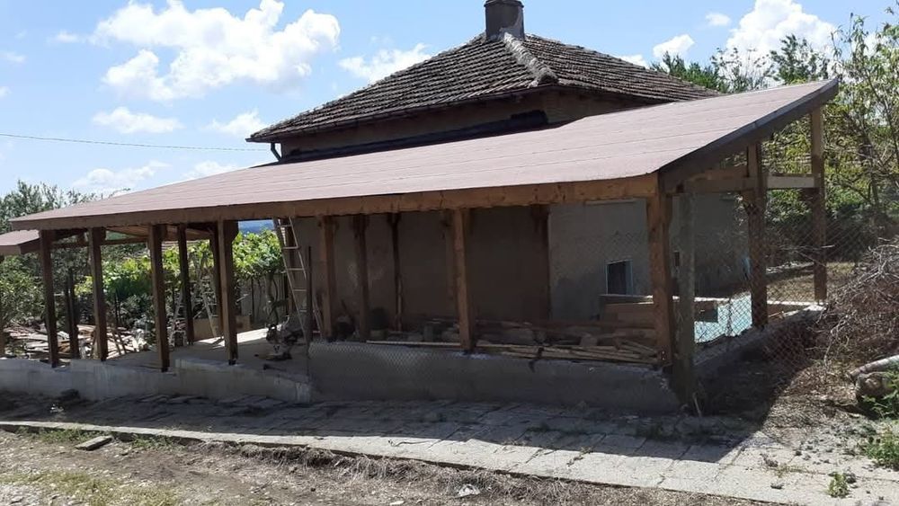 Ние сме строителна бригада с дългогодишен опит в ремонтите, извършващи