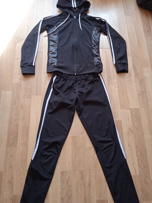 Спортен екип с качулка и грейка