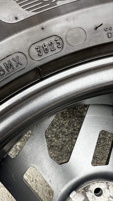 Продам Комплект Оригинальных Дисков с резиной