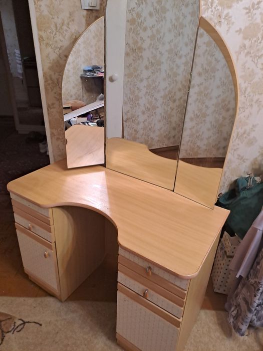 Продам  туалетный  столик