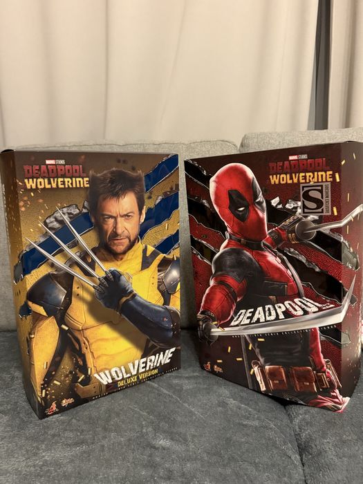 Figurine de colectie Hot Toys 1/6 scale Deadpool si Wolverine