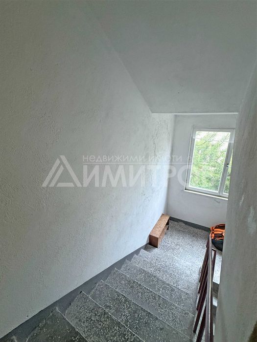 ПРОДАВА втори етаж от ДВУЕТАЖНА къща с два ГАРАЖА и КЛАДЕНЕЦ в гр. Нови пазар.