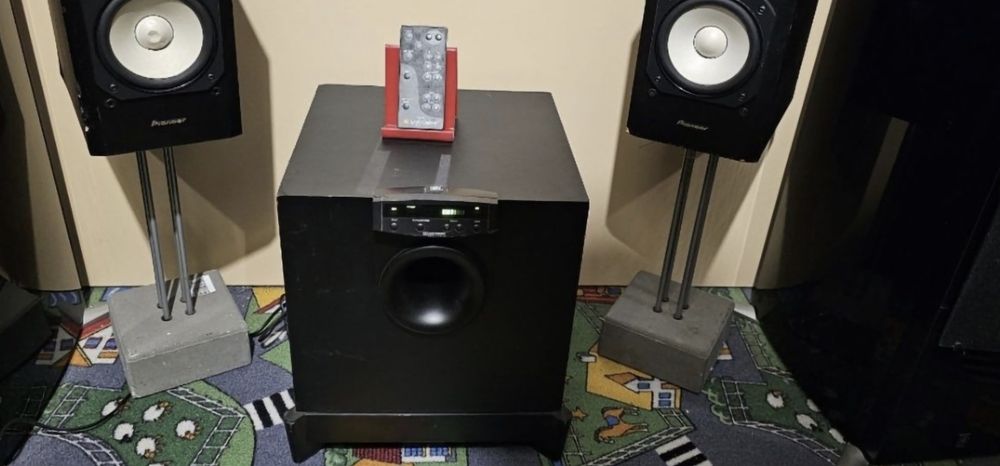 JBL SUB 300 subwoofer activ cu ieșire pentru 5 boxe sateliți