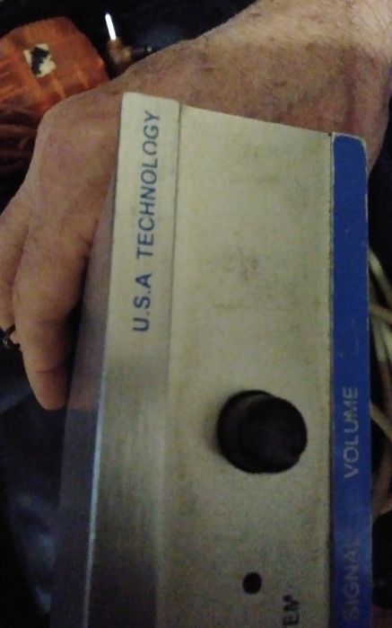 Радиомикрофон , адаптер,шнуры, кофр.