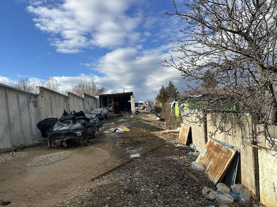 База с две халета по 75 квадрата с масивна ограда и усилени рафтове