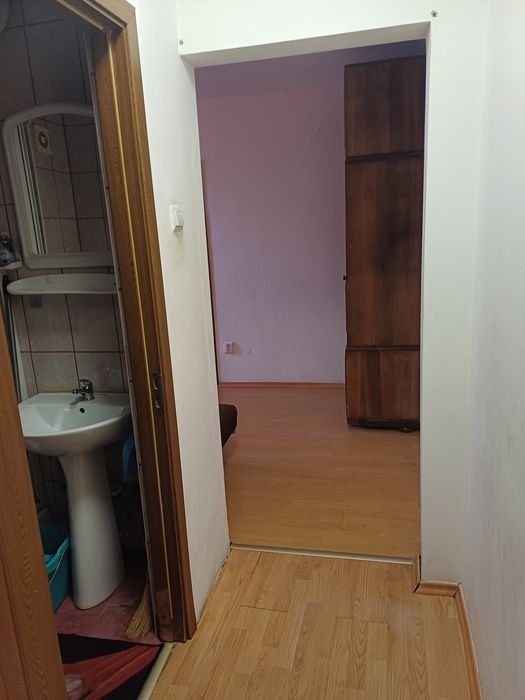 Închiriez apartament cu 2 camere