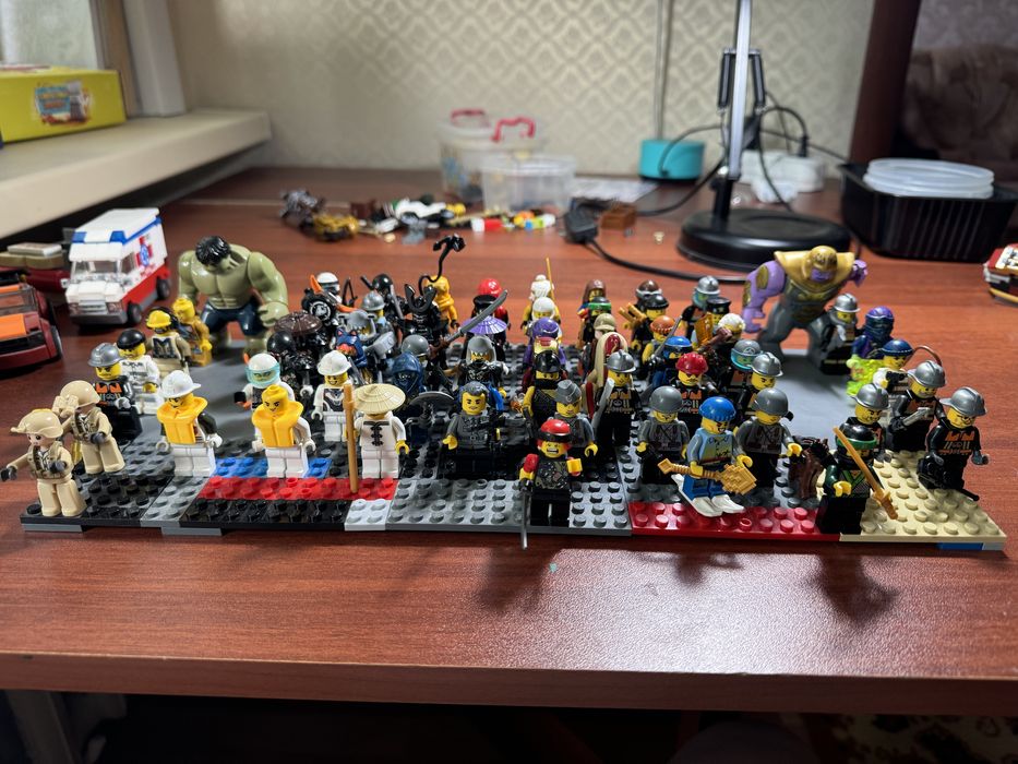 Продам человечков лего