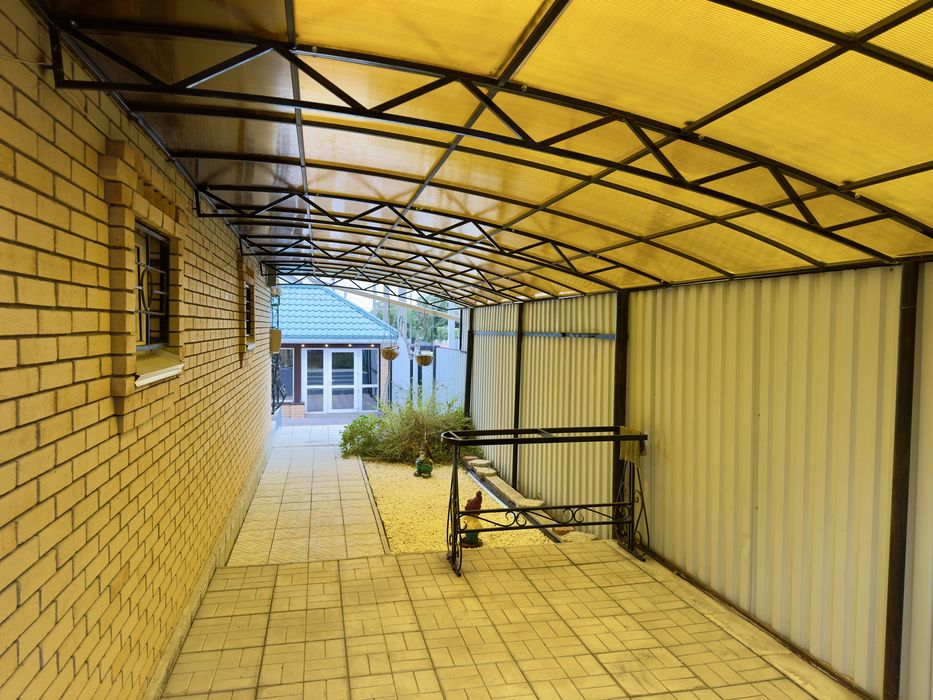 Дом 2 этажа, баня, бассейн, гараж.