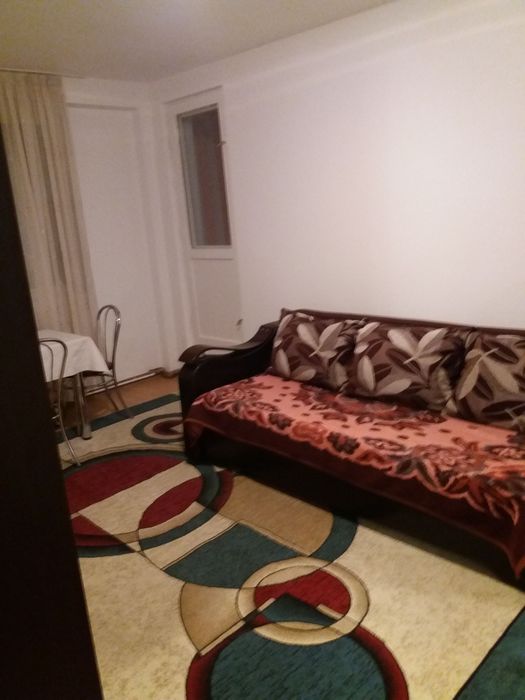 Camera de inchiriat la apartament cu 3 camere