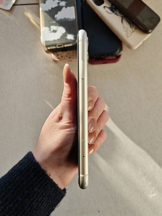 Iphone 11 + подарък 10 кейса и зарядно