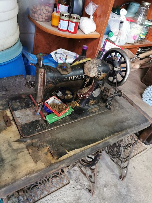 Vind 3 mașini de cusut