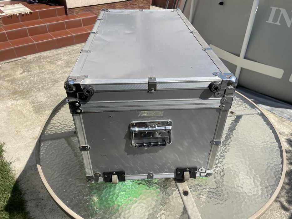 Vând Case Aluminiu pentru transport cu roți