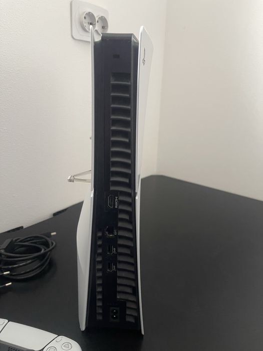 Vand PS5 doua manete nu negociez