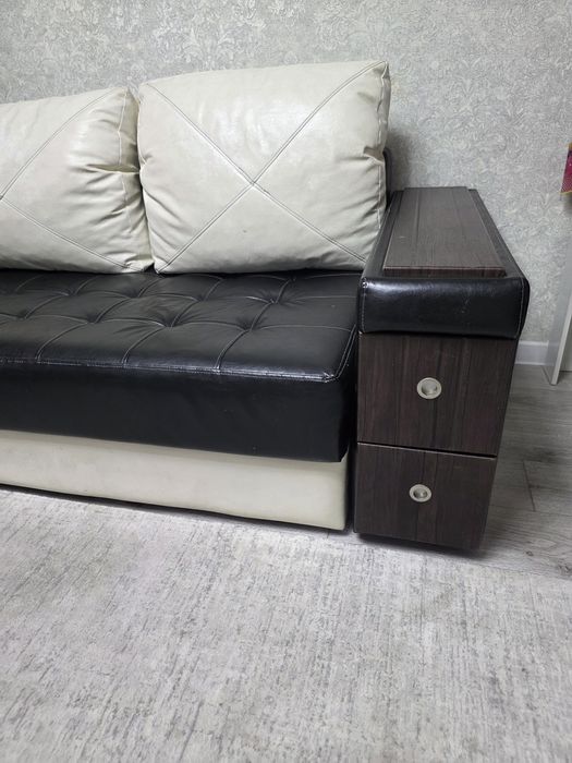 Продам диван кожаный