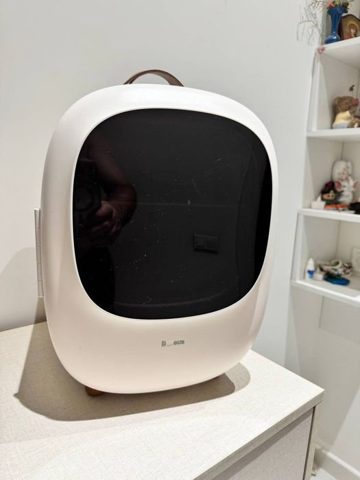 Продается мини холодильник для косметики.