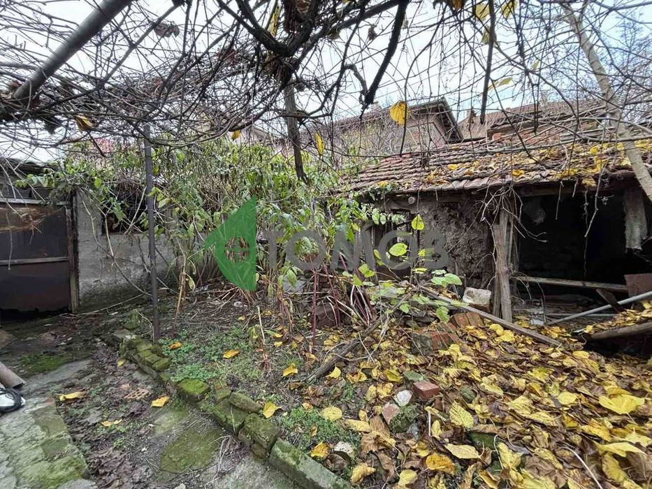 Монолитна къща с двор и гараж в град Чирпан