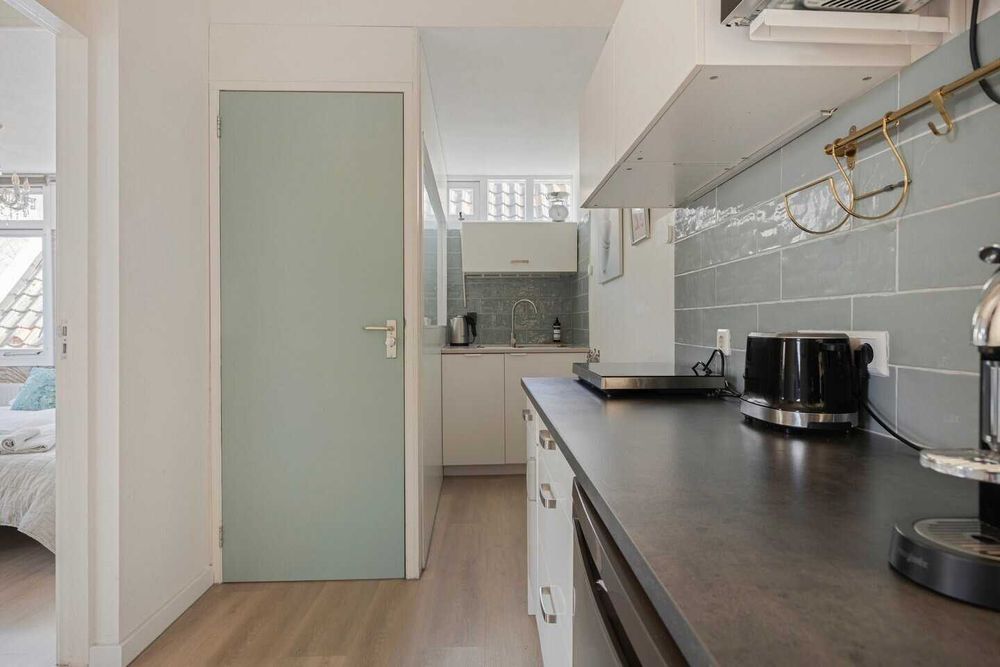 Продава се Двустаен апартамент в София, Център - 65 кв.м за 2954 €/кв.м - Снимка #2