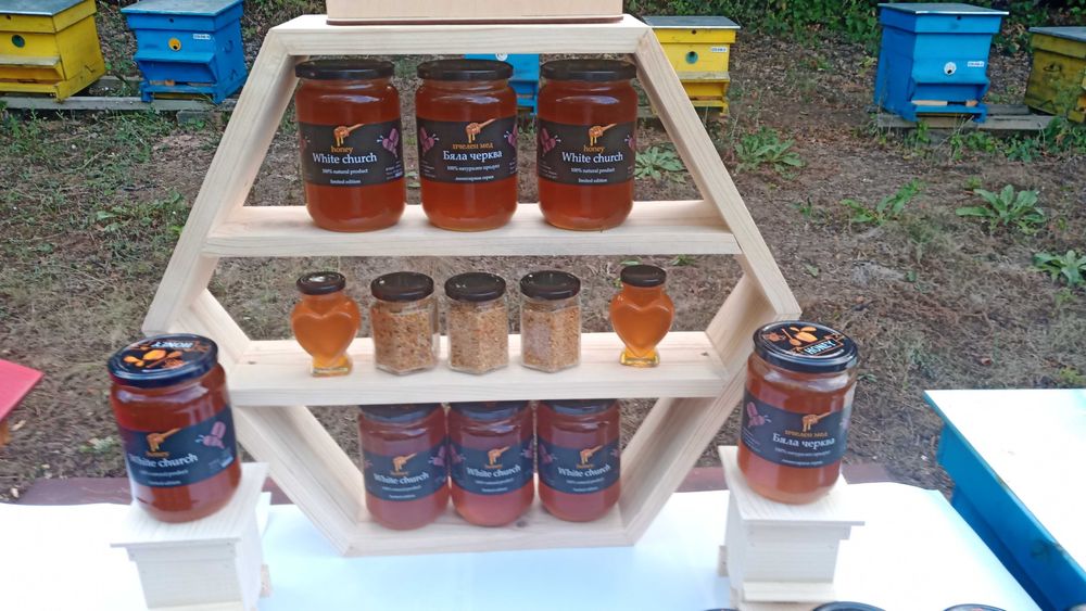 Стелажи за мед и сувенири