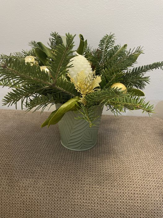 Ornament din brad natural si crengute de vasc