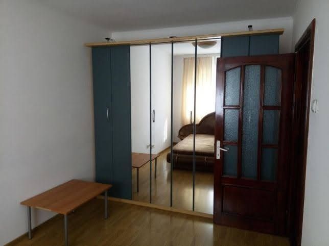 Închiriez apartament 3 camere zona uta