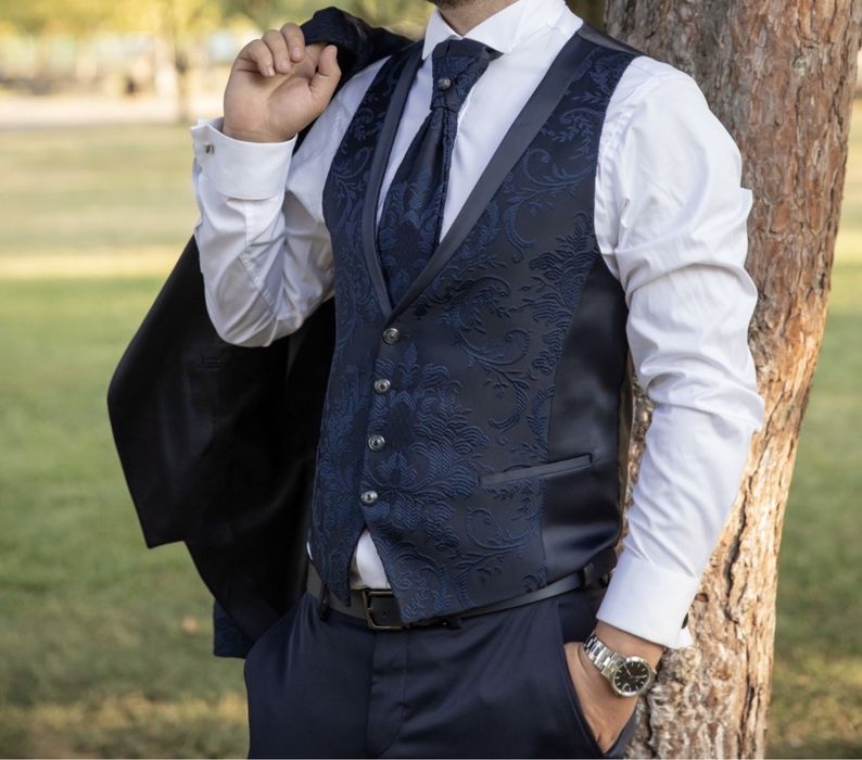 Costum elegant barbat
