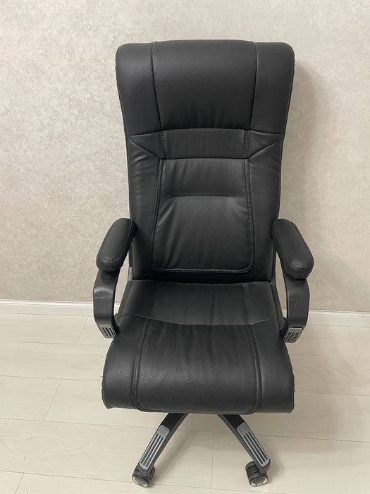 Офисное кожаное кресло
