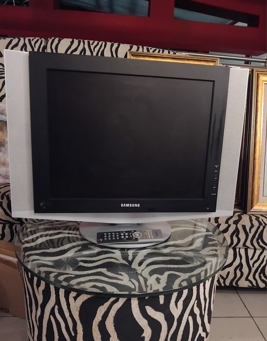 Телевизор Samsung 20-инчов LCD