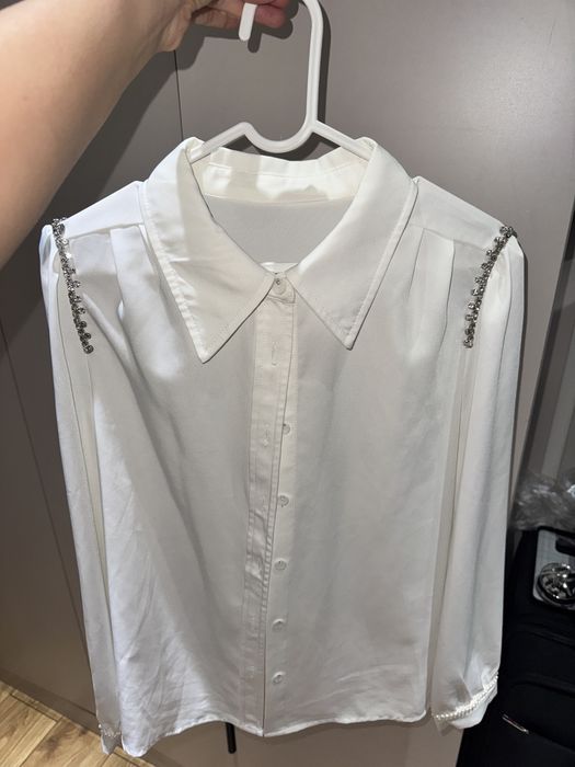 Белая рубашка, надета 1–2 раза, в отличном состоянии.