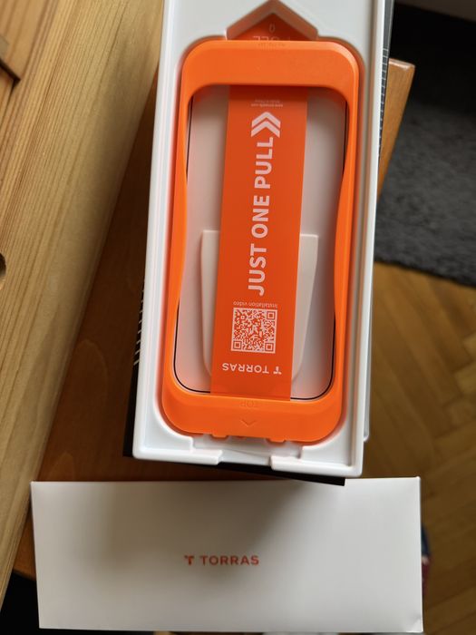 Torras screen protector за iPhone 17 Pro + апликатор