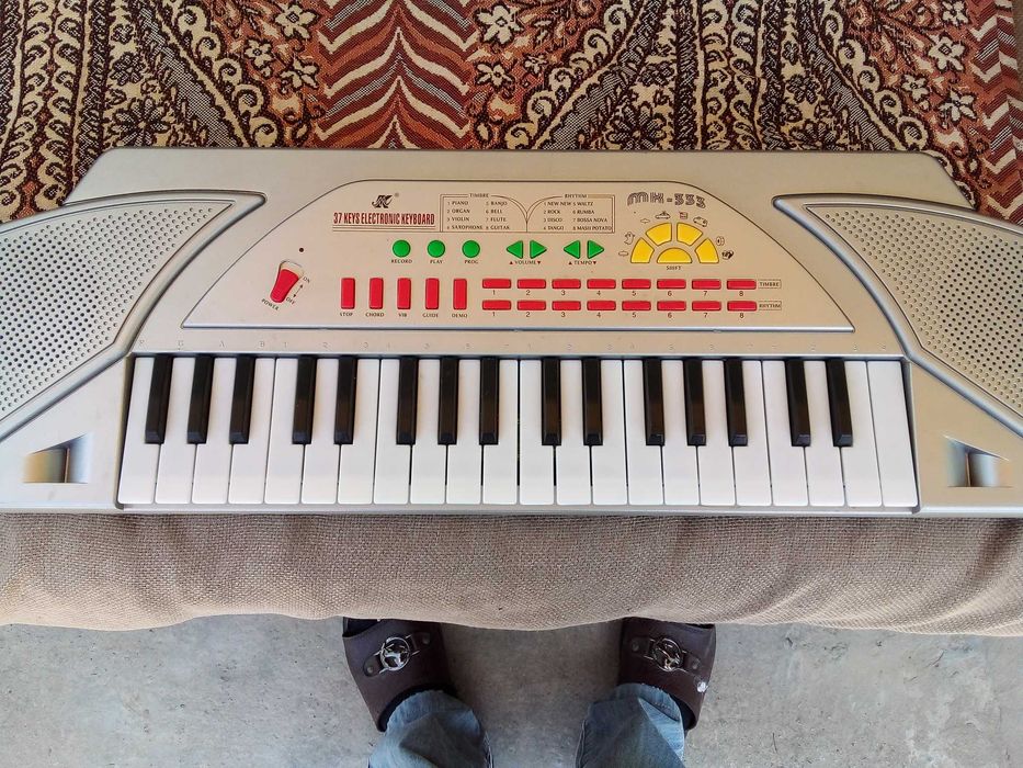 Детский музыкальный синтезатор