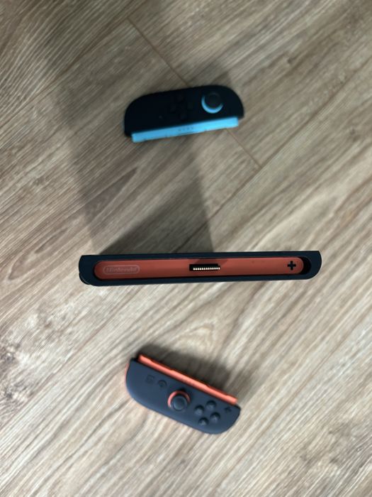 Nintendo switch 2 fiarte putin folost nicio zgrietura (il vînd cu controler si jocuri)