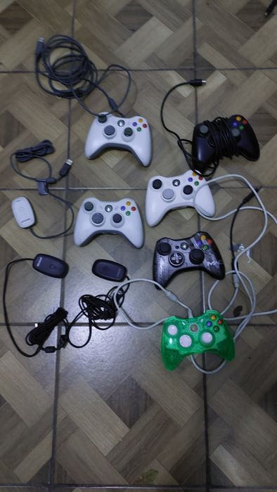 Vând controlere de xbox 360 pe fir și fara fir