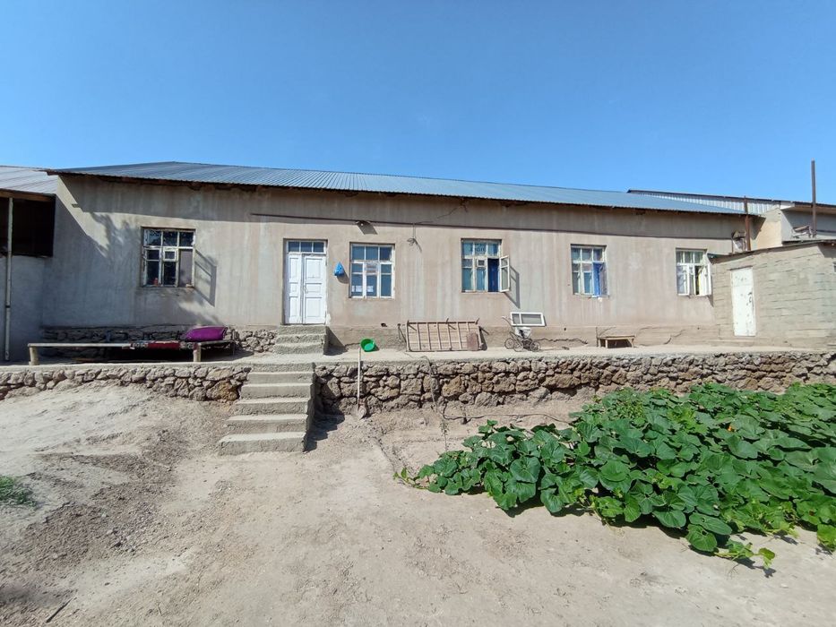 Uy satiladi baxasi 500mln som kelsimli