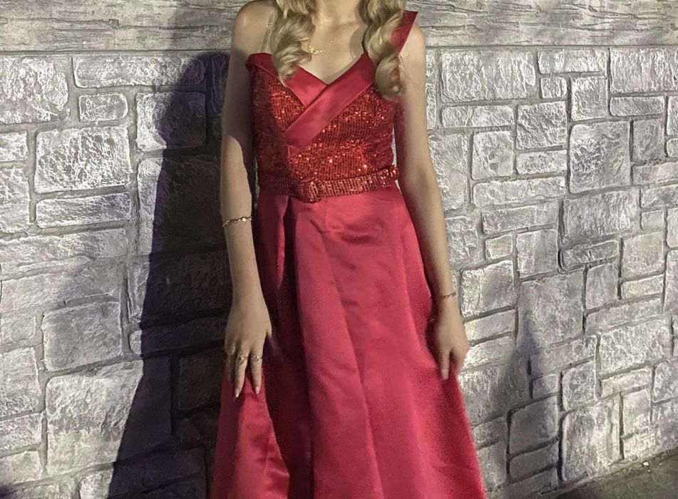 Продава се!  Сатенена рокля с колан блестящ