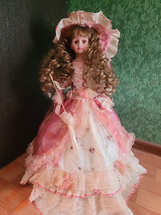 Продам фарфоровая куклу